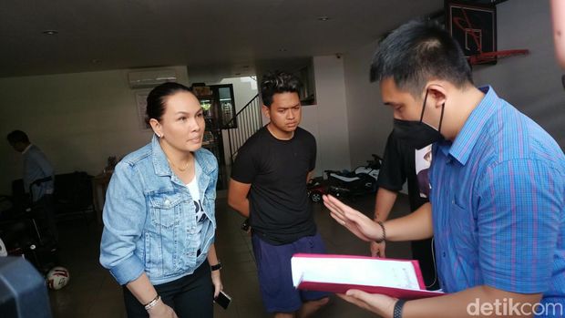 Polisi menggeledah rumah Nikita terkait perkara ITE dan pencemaran nama baik. Polisi menyita iPad milik Nikita Mirzani. (Karin NS/detikcom)