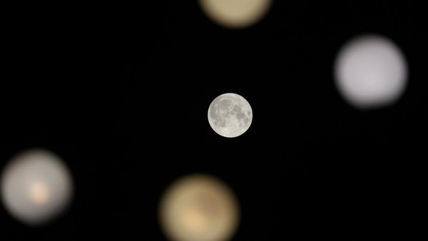 Potret Bulan Purnama Rusa di Yunani-Italia yang Manjakan Mata