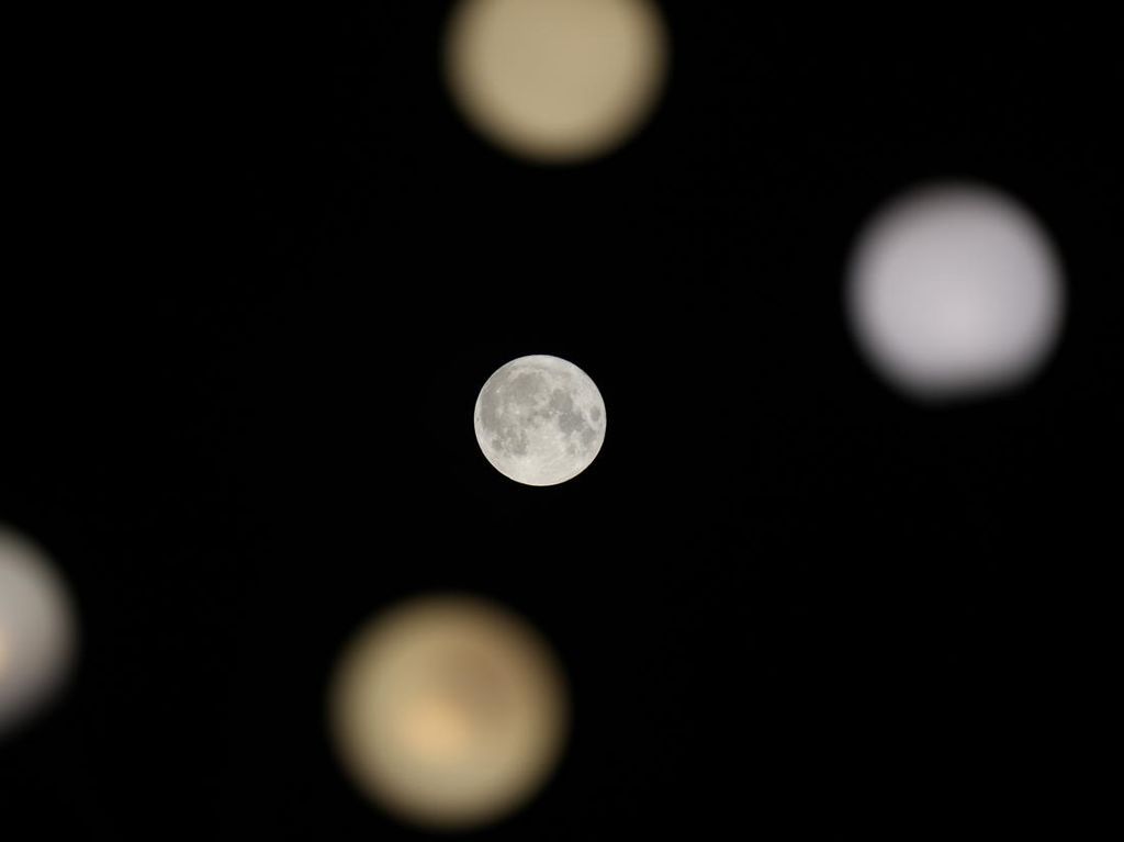 Potret Bulan Purnama Rusa di Yunani-Italia yang Manjakan Mata