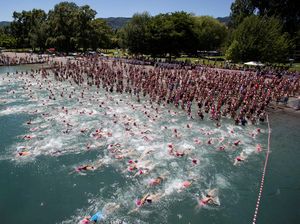 Ratusan Perenang Nyebur Massal Sebrangi Sungai Zurich di Swiss Ratusan Perenang Nyebur Massal Sebrangi Sungai Zurich di Swiss