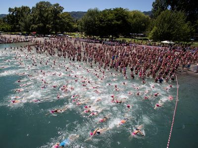 Ratusan Perenang Nyebur Massal Sebrangi Sungai Zurich di Swiss