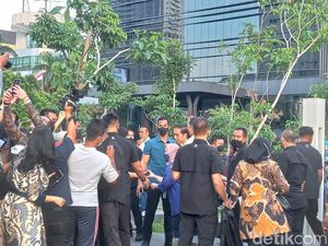 Jokowi Jadi Rebutan Warga untuk Selfie Saat Resmikan Wajah Baru Sarinah Jokowi Jadi Rebutan Warga untuk Selfie Saat Resmikan Wajah Baru Sarinah