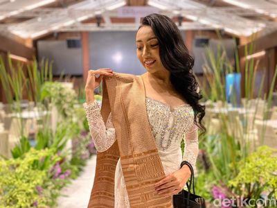 7 Foto Cantiknya Puteri Indonesia Sumut Pakai Tenun Batak Ramah Lingkungan