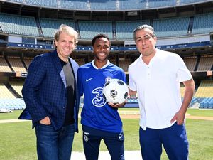 Kok Bisa Sih Chelsea Belanja Gila-gilaan?