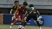 Diketahui, Vietnam dibantai Malaysia 0-3 dalam laga yang digelar di Stadion Patriot Chandrabhaga, Bekasi, Jawa Barat, Rabu (13/7/2022) sore tersebut. ANTARA FOTO/Fakhri Hermansyah.