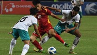 Momen Timnas Indonesia berhadapan dengan Vietnam di laga penyisihan Grup Piala AFF U19 2022 di Stadion Patriot Chandrabhaga, Bekasi, Jawa Barat, Sabtu (2/7/2022). Sementara itu, Timnas Vietnam dan Thailand dinilai bermain tak sportif hingga muncul kecurigaan bermain mata untuk mengamankan kelolosan menuju semifinal. ANTARA FOTO/ Fakhri Hermansyah.