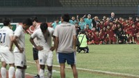 Pesepakbola Timnas Laos U-19 melakukan selebrasi usai mengalahkan Timnas Thailand U-19 dalam laga semifinal Piala AFF U-19 2022 yang digelar di Stadion Patriot Chandrabhaga, Bekasi, Jawa Barat, Rabu (13/7/2022). ANTARA FOTO/Fakhri Hermansyah.