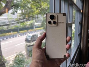 Menggenggam Realme GT 2 Explorer Master Edition