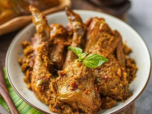 Makan Siang dengan Ayam Betutu Pedas Berempah di 5 Rumah Makan Ini
