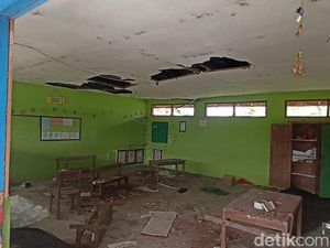 62 SD Negeri di Grobogan Rusak Parah, Sejumlah Siswa Belajar di Teras