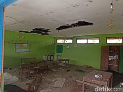 62 SD Negeri di Grobogan Rusak Parah, Sejumlah Siswa Belajar di Teras