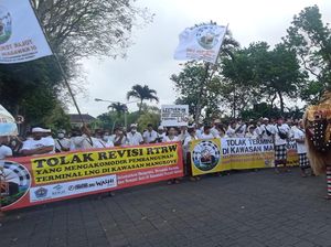 Barong-Rangda Ikut Aksi Tolak Terminal LNG di Kantor Gubernur Bali
