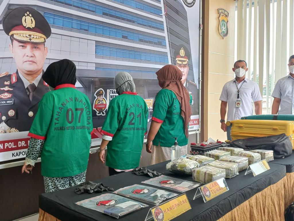 Bawa Kado 9,5 Kg Sabu, 3 Wanita Jakarta Kurir Narkoba Ditangkap Polisi