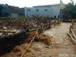 Ini Lho Sampah Menggunung di Sungai Dawe Penyebab Banjir Mejobo Kudus
