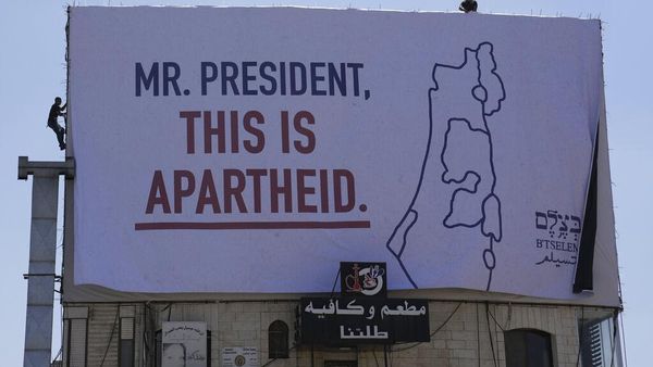 Baliho Apartheid Terpampang Saat Kunjungan Biden ke Israel