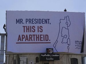 Baliho Apartheid Terpampang Saat Kunjungan Biden ke Israel