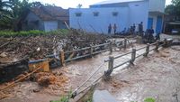 Waduh, Sampah yang Menumpuk di Sungai Bikin Desa Ini Kebanjiran