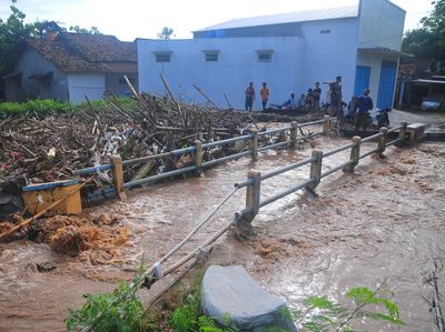 Waduh, Sampah yang Menumpuk di Sungai Bikin Desa Ini Kebanjiran