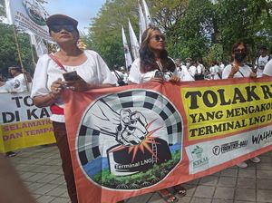 Tolak LNG di Mangrove, Warga Intaran Geruduk Kantor Gubernur Bali Tolak LNG di Mangrove, Warga Intaran Geruduk Kantor Gubernur Bali