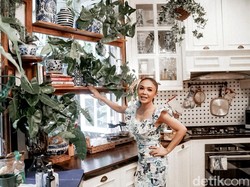 Yuni Shara Pamer Nyalon Anti Mainstream di Kebun, Keramas Pakai Selang Taman