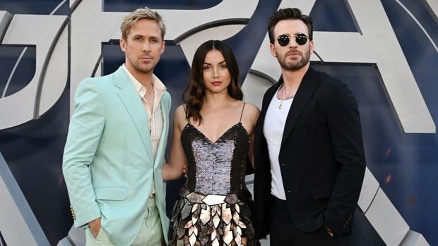 HOLLYWOOD, CALIFORNIA - JULY 13: (L-R) Ana de Armas, Ryan Gosling, and Chris Evans attend Netflix's 