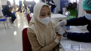 Penumpang Kereta Ramai-ramai Vaksin Booster di Stasiun Pasar Senen