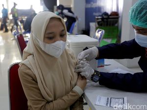 Penumpang Kereta Ramai-ramai Vaksin Booster di Stasiun Pasar Senen