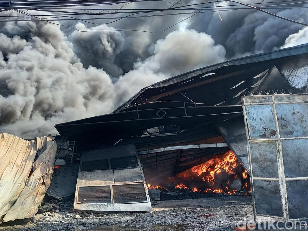 Asap Kebakaran Pabrik Paralon Tak Ganggu Penerbangan di Bandara Soetta