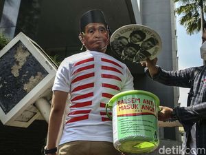 Aksi Teatrikal Balsem Anti-Masuk Angin untuk Dewas KPK