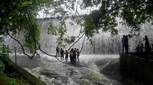 Bukannya Takut, Bendungan yang Luber di Mumbai Jadi Tempat Bermain