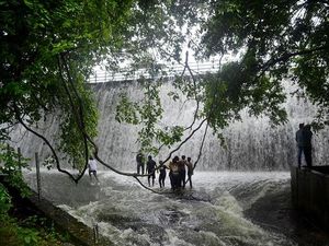 Bukannya Takut, Bendungan yang Luber di Mumbai Jadi Tempat Bermain
