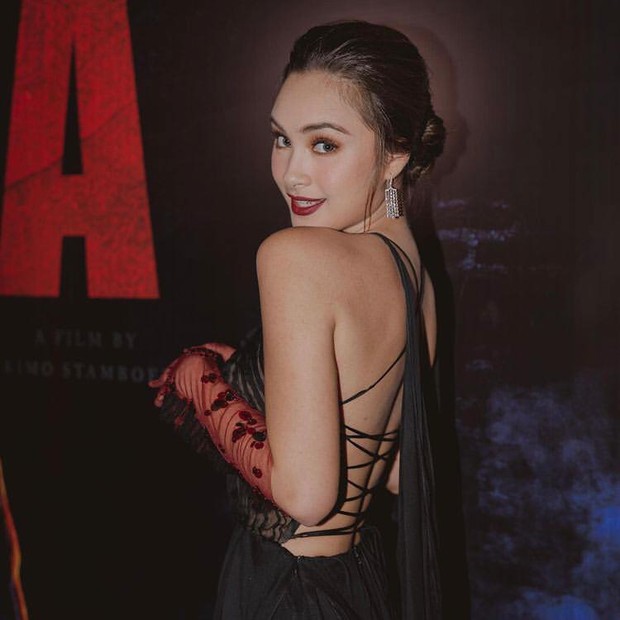 Caitlin Halderman memulai debutnya sejak usia 16 tahun