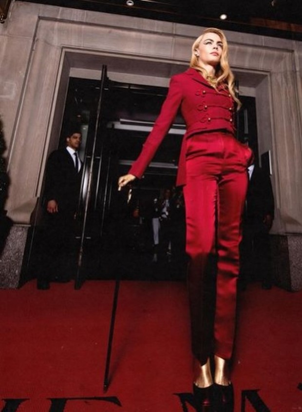 Penampilan ikonis Cara Delevingne di Met Gala 2022 mengenakan tail coat berwarna merah