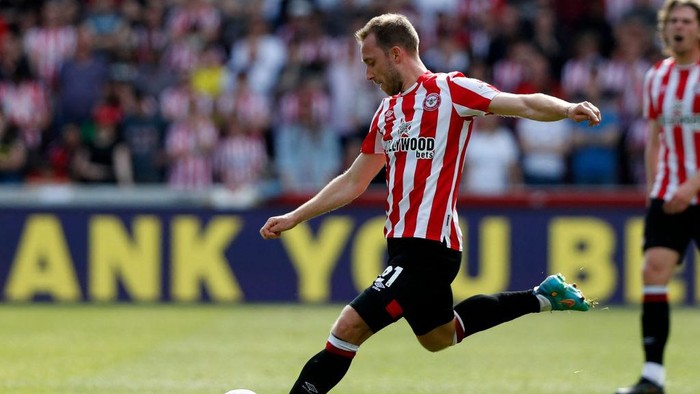 Brentfords Danish midfielder Christian Eriksen crosses the ball during the English Premier League football match between Brentford and Leeds United at Brentford Community Stadium in London on May 22, 2022. - - RESTRICTED TO EDITORIAL USE. No use with unauthorized audio, video, data, fixture lists, club/league logos or live services. Online in-match use limited to 120 images. An additional 40 images may be used in extra time. No video emulation. Social media in-match use limited to 120 images. An additional 40 images may be used in extra time. No use in betting publications, games or single club/league/player publications. (Photo by Adrian DENNIS / AFP) / RESTRICTED TO EDITORIAL USE. No use with unauthorized audio, video, data, fixture lists, club/league logos or live services. Online in-match use limited to 120 images. An additional 40 images may be used in extra time. No video emulation. Social media in-match use limited to 120 images. An additional 40 images may be used in extra time. No use in betting publications, games or single club/league/player publications. / RESTRICTED TO EDITORIAL USE. No use with unauthorized audio, video, data, fixture lists, club/league logos or live services. Online in-match use limited to 120 images. An additional 40 images may be used in extra time. No video emulation. Social media in-match use limited to 120 images. An additional 40 images may be used in extra time. No use in betting publications, games or single club/league/player publications. (Photo by ADRIAN DENNIS/AFP via Getty Images)
