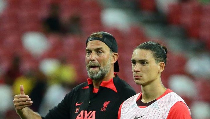 Jurgen Klopp (L), manager of Liverpool FC gives instructions as Darwin Nunez looks on during the open training session ahead of the Standard Chartered Singapore Trophy between Liverpool and Crystal Palace at National Stadium on July 14, 2022 in Singapore. 
 (Photo by Suhaimi Abdullah/NurPhoto via Getty Images)