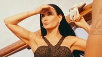 8 Foto Demi Moore Dalam Balutan Bikini, Pamer Figur Awet Muda di Usia 59