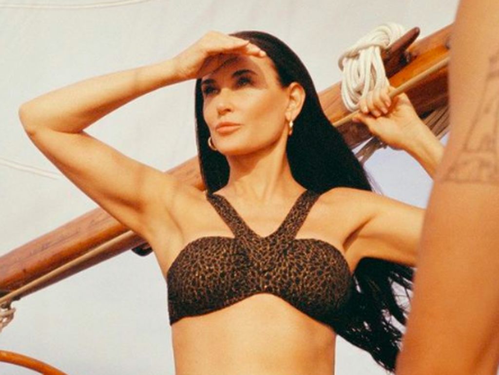 8 Foto Demi Moore Dalam Balutan Bikini, Pamer Figur Awet Muda di Usia 59
