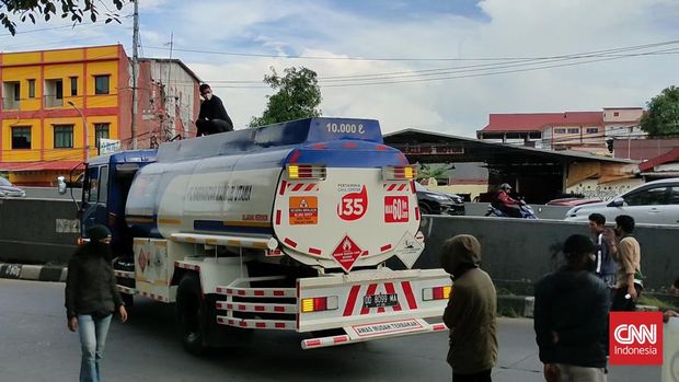 Puluhan mahasiswa dari Himpunan Mahasiswa Islam (HMI) Koordinator Komisariat (Korkom) Perintis Cabang Makassar berunjuk rasa menolak kebijakan pembelian bahan bakar minyak (BBM) melalui aplikasi My Pertamina di DPRD Sulawesi Selatan.