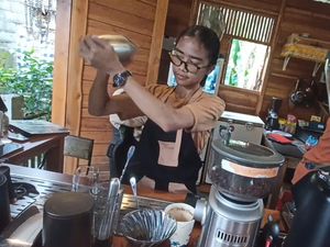 Kisah Barista Perempuan di Tabanan, dari Akuntansi Kini Meracik Kopi Kisah Barista Perempuan di Tabanan, dari Akuntansi Kini Meracik Kopi