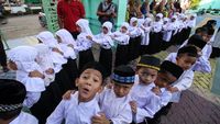 Ekspresi Para Siswa pada Hari Pertama Sekolah di Berbagai Daerah
