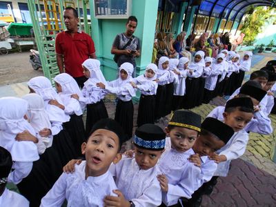 Ekspresi Para Siswa pada Hari Pertama Sekolah di Berbagai Daerah