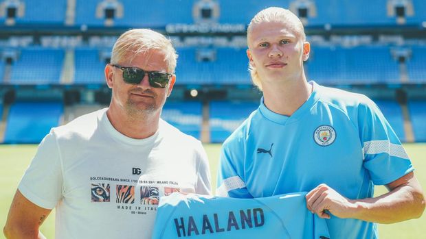 Erling Holland bersama ayahnya, mantan pemain Manchester City Alf-Inge Holland.