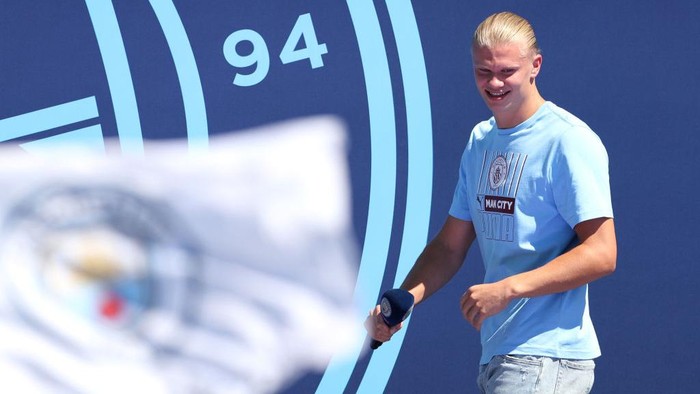 MANCHESTER, ENGLAND - JULY 10: Erling Haaland of Manchester City smiles during the Manchester City Summer Signing Presentation Event at Etihad Stadium on July 10, 2022 in Manchester, England. (Photo by Manchester City FC/Manchester City FC via Getty Images)