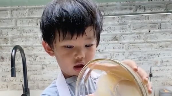 Gemas! Begini 10 Gaya Arthur, Anak Chef Arnold Saat Masak