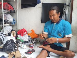 Kisah Pria Disabilitas di Karangasem, Nafkahi Keluarga Buka Sol Sepatu