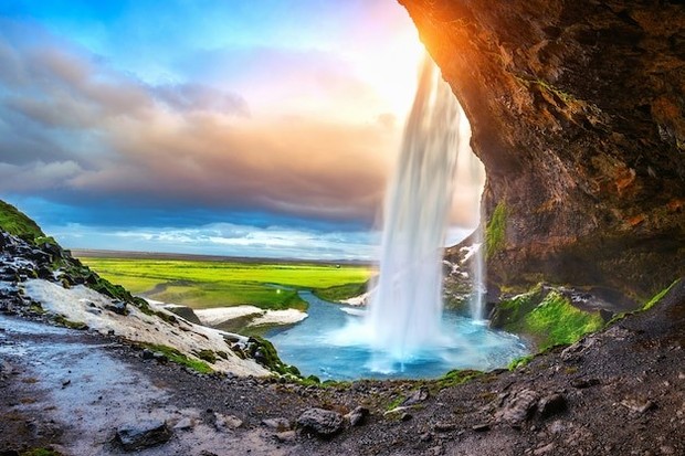 Iceland memiliki wisata alam air terjun beku