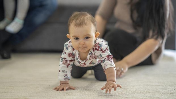 ilustrasi cara stimulasi agar bayi cepat duduk dan merangkak