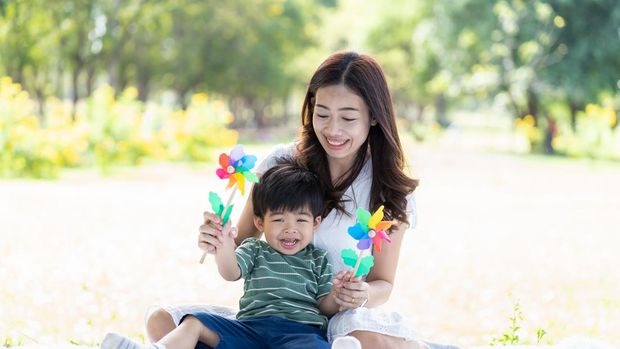 Ilustrasi ibu dan anak bermain