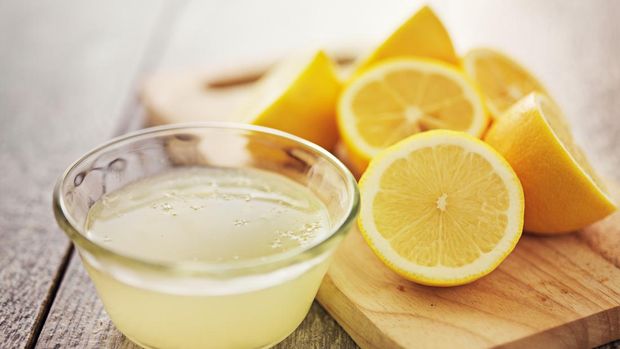 freshly squeezed lemon juice in small bowl