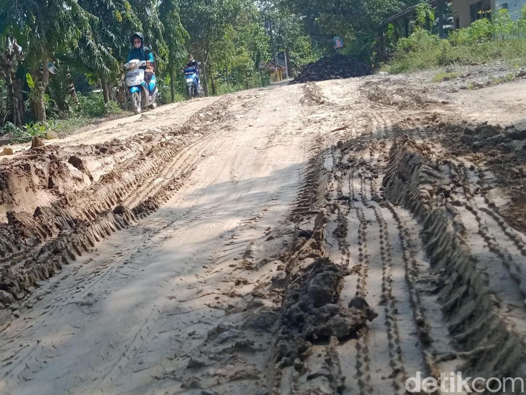 Warga Keluhkan Urukan Tanah Proyek Tol Yogya-Solo Bikin Licin Jalan Desa